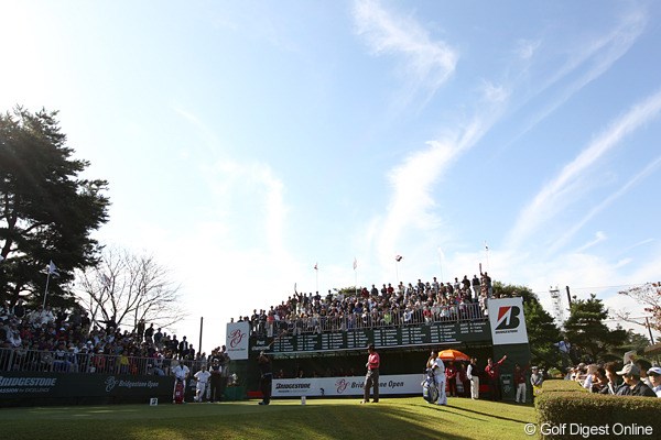 2010年 ブリヂストンオープンゴルフトーナメント 3日目 スタート1番ホール 今日のギャラリー数8,695人。
