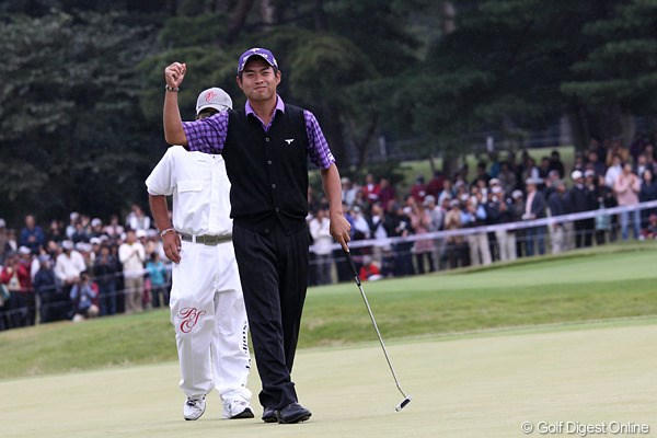 2010年 ブリヂストンオープンゴルフトーナメント 最終日 池田勇太 ウィニングパットを沈め、ギャラリーの歓声に応える池田勇太。賞金王に向けた巻き返しが始まった！