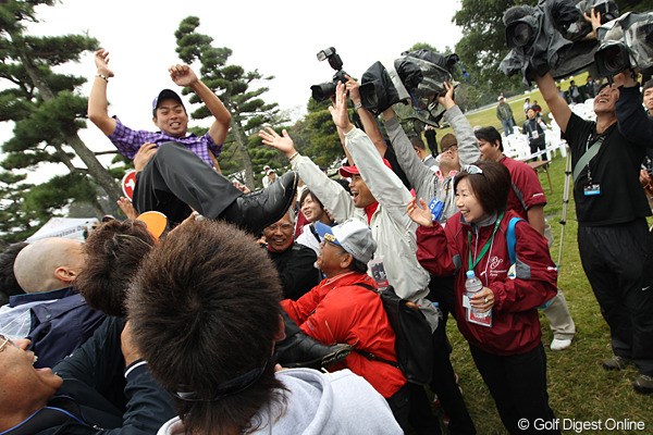 2010年 ブリヂストンオープンゴルフトーナメント 最終日 池田勇太 関係者から祝福の胴上げをされる若大将。