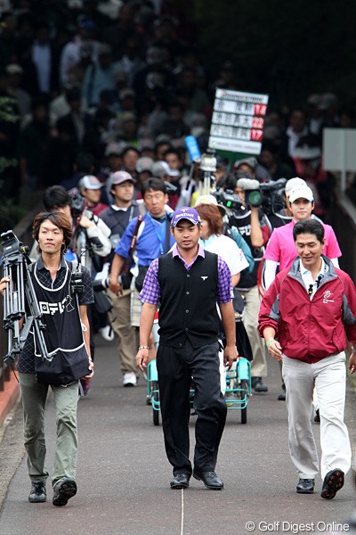 2010年 ブリヂストンオープンゴルフトーナメント 最終日 池田勇太 18番最終ホールへ向かう若大将、後ろにはギャラリー群。