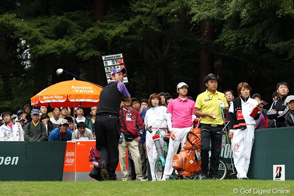 2010年 ブリヂストンオープンゴルフトーナメント 最終日 池田勇太 ティショットでマン振りの如くスイングし、バランスを崩す若大将。ギャラリーも「お～」