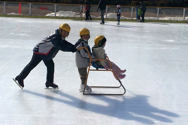 弟、妹とスケート（提供：父・正人さん）