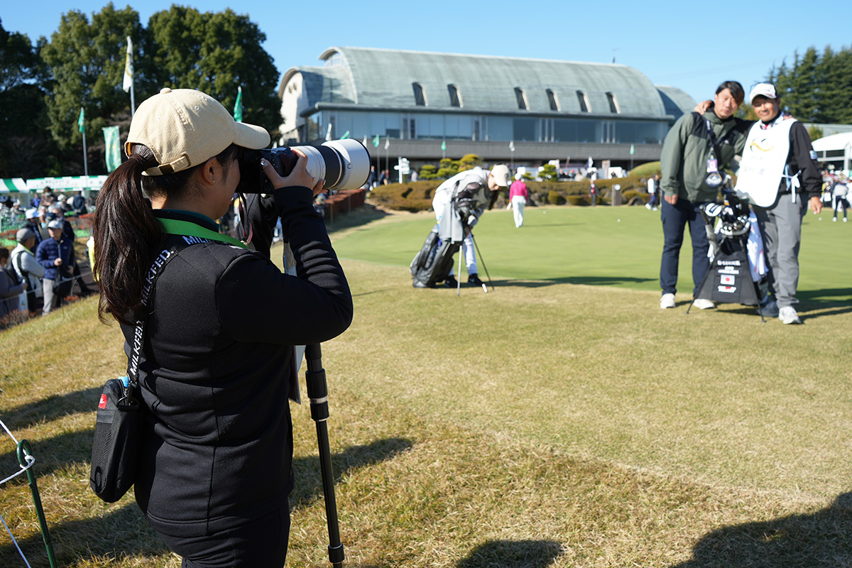 チーム石川遼から写真撮影をせがまれる阿部