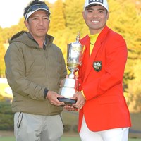 キャディさんとも記念撮影。 2023年 ゴルフ日本シリーズJTカップ 最終日 蝉川泰果