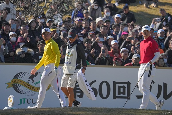 2023年 ゴルフ日本シリーズJTカップ 最終日 蝉川泰果 中島啓太 2人の優勝争いを多くのギャラリーが見守る。
