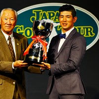 青木功JGTO会長（左）からカップを授かった 2023年 JGTO表彰式 青木功 中島啓太