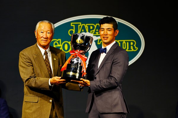 2023年 JGTO表彰式 青木功 中島啓太 青木功JGTO会長（左）からカップを授かった