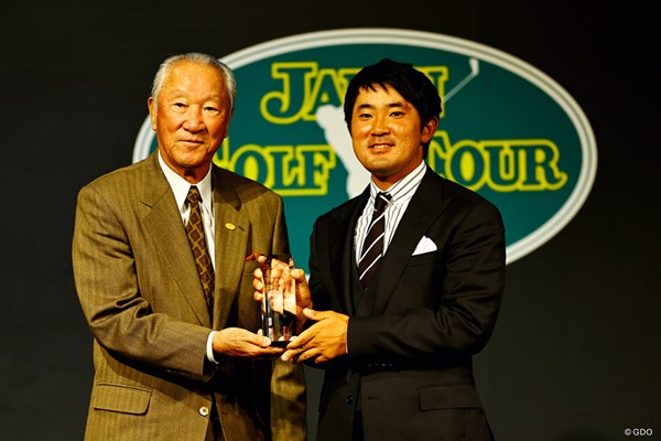 2023年 JGTO表彰式 金谷拓実 青木功 2部門で受賞で青木功会長からトロフィーを受け取った