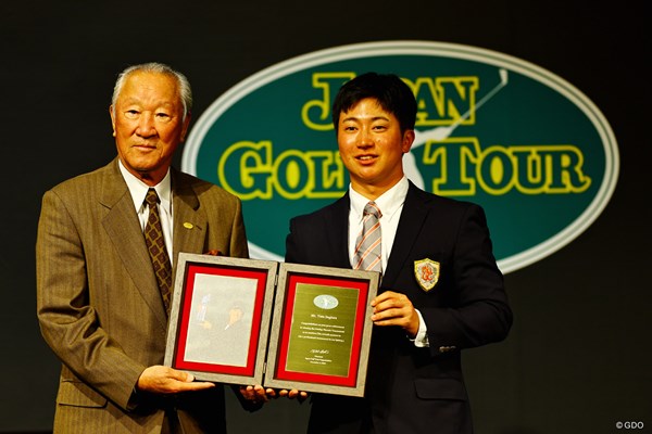 2023年 JGTO表彰式 杉浦悠太 アマでレギュラー＆チャレンジツアー優勝。特別賞を受賞
