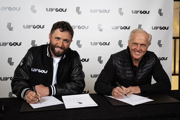 2023年 LIVゴルフ ジョン・ラーム グレッグ・ノーマン LIVゴルフCEOのノーマンと契約書を交わした（提供：LIVゴルフ）