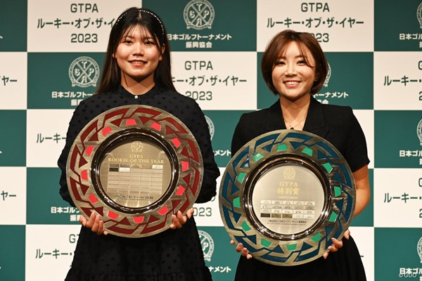 2023年GTPA表彰式 櫻井心那 イ・ボミ 23年のルーキー・オブ・ザ・イヤーを受賞した櫻井心那（左）と授賞式に出席した