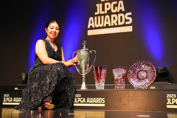 2023年 JLPGAアワード 山下美夢有 年間最優秀選手賞、賞金ランキング、平均ストローク賞、栄誉賞、特別賞の5冠を達成した