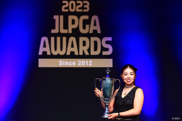 2023年 JLPGAアワード 山下美夢有 山下美夢有は記録更新ずくめのシーズンに。2年連続で女王を戴冠した