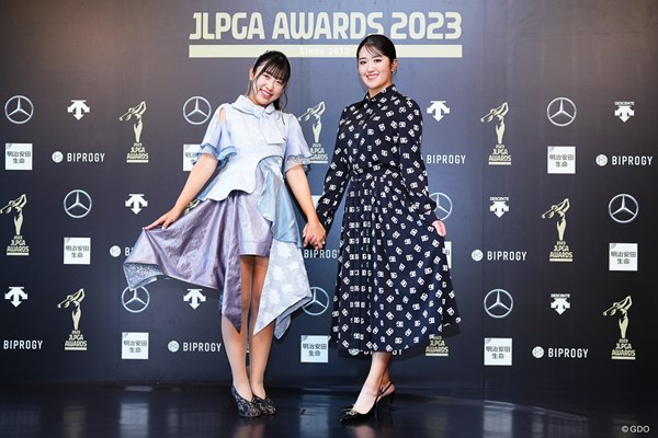 2023年 JLPGAアワード 菅沼菜々 稲見萌寧 仲良しの2ショット。菅沼菜々（左）のドレスは「アイドル風」