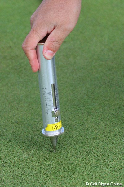 2010年 マイナビABCチャンピオンシップゴルフトーナメント 事前 グリーン計測 コンパクションはこの器具グリーンに押し当て、押し込んだときの数値で硬さを計測する