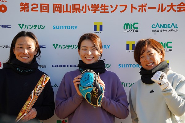 東京五輪金メダリストの山田恵里さん（左）、原田のどかさん（右）と一緒に