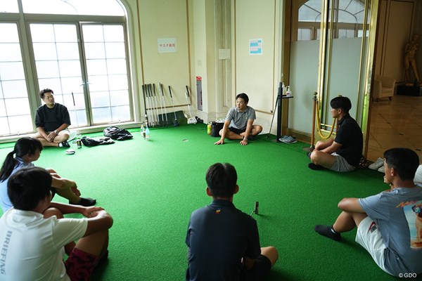 「未来の松山英樹」を育てるコーチング／プロコーチ黒宮幹仁 2023年の歩み 松山英樹のキャディ・早藤将太も飛び入りでレッスンを受けに来た（写真中央）。彼の話に生徒たちも耳を傾けた
