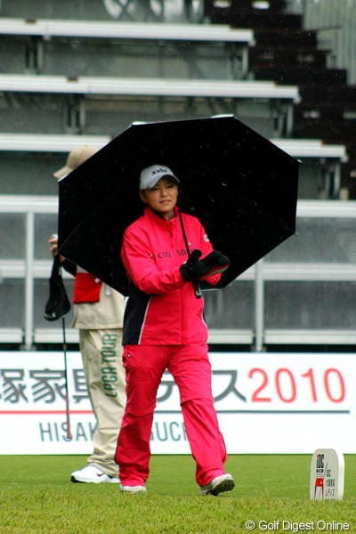 2010年 樋口久子IDC大塚家具レディス 事前 横峯さくら 「寒いですね・・・」手袋をはめながらプロアマ戦をプレーしていた横峯さくら