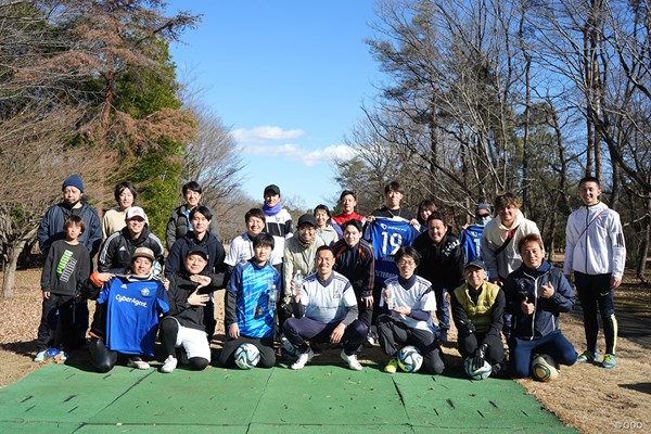 稲葉選手のファンやスポンサー関係者らが参加。多くの人がフットゴルフ初体験
