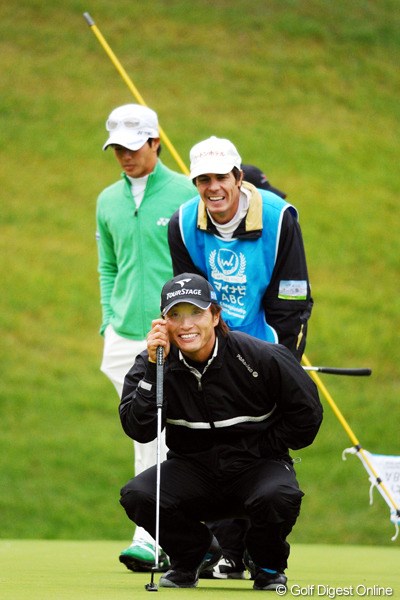 2010年 マイナビABCチャンピオンシップゴルフトーナメント 初日 宮本勝昌 遼君を後ろに従えて、キャディともども大笑い！正面にめっちゃくちゃセクシーな女性でもおったんやろか！24位T