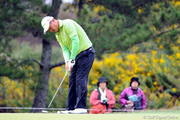 2010年 マイナビABCチャンピオンシップゴルフトーナメント 2日目 小田孔明 ショートパットが決まるようになった小田孔明が単独5位に浮上した