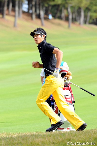 2010年 マイナビABCチャンピオンシップゴルフトーナメント 2日目 石川遼 遼君が急に走り出しても、しっかりレンズで追いかけまっせ～！片時もファインダーから目が離せません・・・。