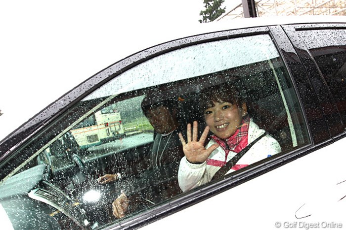帰りの車から笑顔で手を振り「ばいば～い。」 2010年 樋口久子IDC大塚家具レディス 2日目 有村智恵