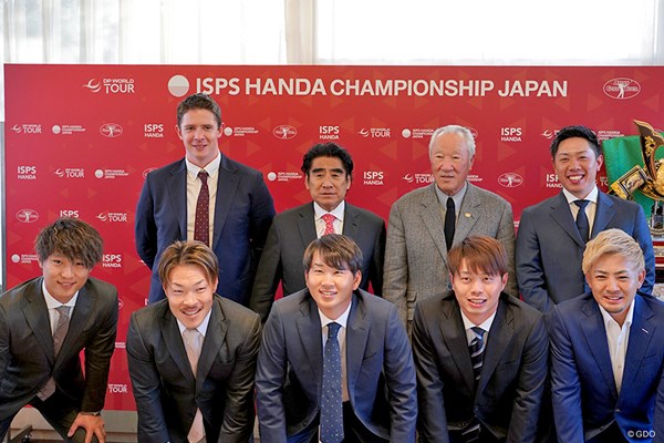2024年 ISPS HANDA 欧州・日本どっちが勝つかトーナメント！ （後列左から）ダレル・オホーラ氏、半田晴久氏、青木功、堀川未来夢 （前列左から）松本将汰、藤本佳則、鍋谷太一、田中章太郎、塩見 今年は日本人選手の活躍に期待がかかる