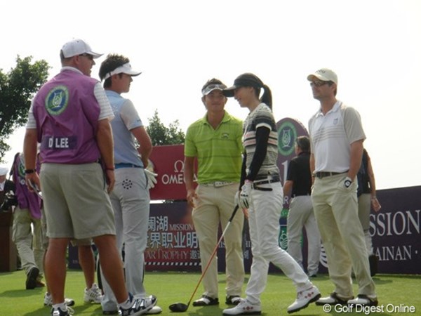セレブリティーとプロゴルファーの豪華な競演。左からダニー・リー、今田竜二、加藤あい、クリスチャン・スレーター