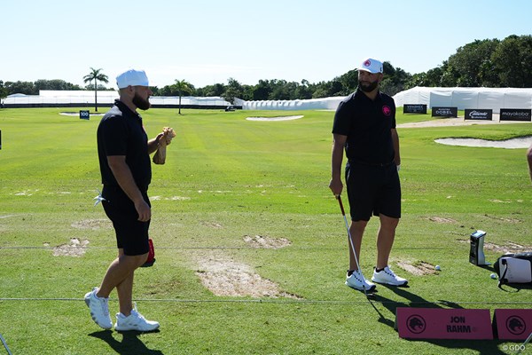 練習場で談笑する、LIVゴルフ新加入のラーム（右）とハットン
