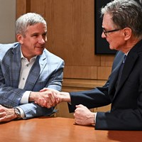 提携に合意したPGAツアーコミッショナーのジェイ・モナハン氏（左）とフェンウェイスポーツグループのジョン・ヘンリー氏（Chris Condon/Getty Images） 2024年 PGAツアーコミッショナーのジョン・モナハン氏（左）