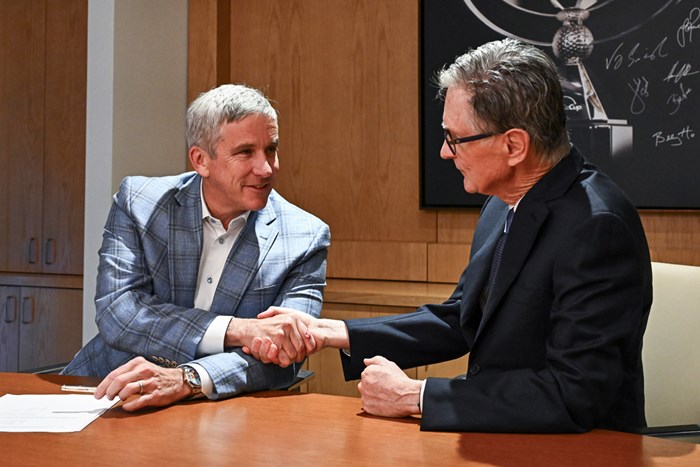 提携に合意したPGAツアーコミッショナーのジェイ・モナハン氏（左）とフェンウェイスポーツグループのジョン・ヘンリー氏（Chris Condon/Getty Images） 2024年 PGAツアーコミッショナーのジョン・モナハン氏（左）