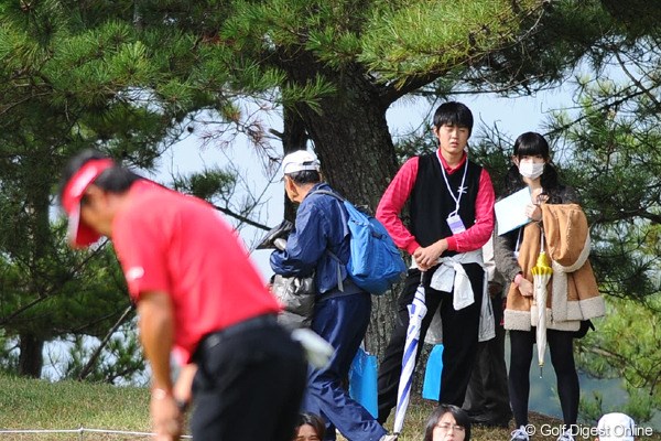 2010年 マイナビABCチャンピオンシップゴルフトーナメント 最終日 鈴木亨親子 ん？亨ちゃんのプレーを熱心に見つめる4つの瞳。一人は息子さんで、その横のマスクの少女は、もしかして・・・。