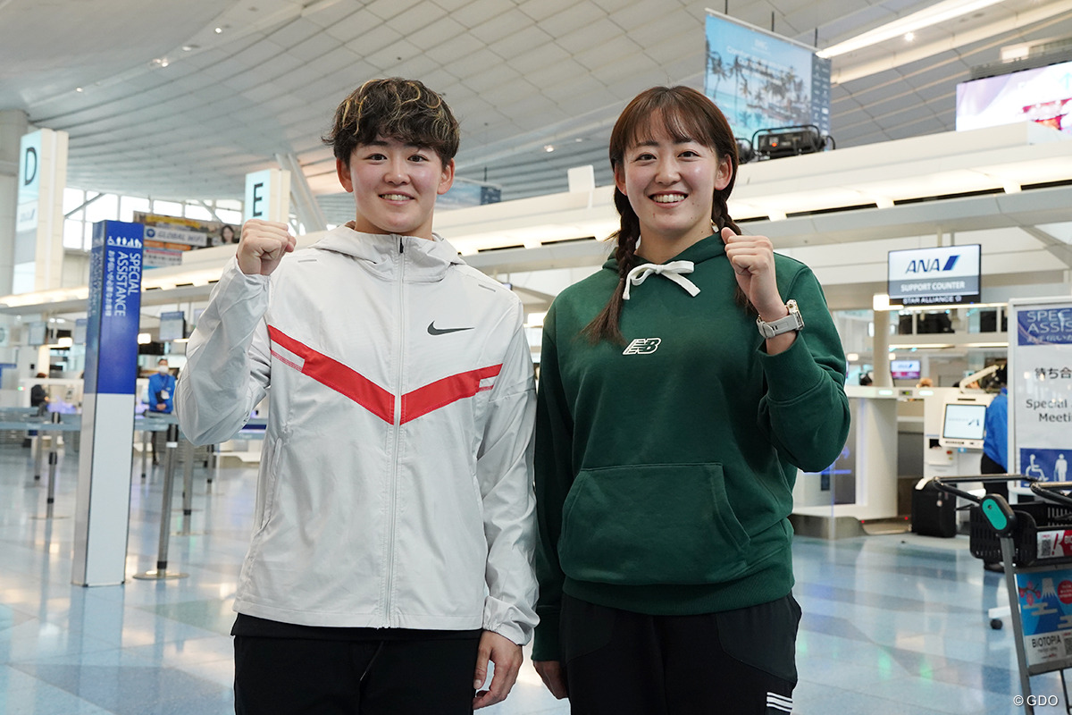 岩井明愛（左）と千怜。全日空機でタイへ飛び立った