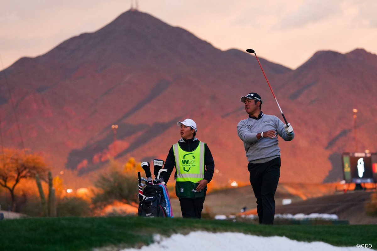 夕焼けを背にプレーする松山英樹。第3ラウンドは5ホールを翌日に持ち越した