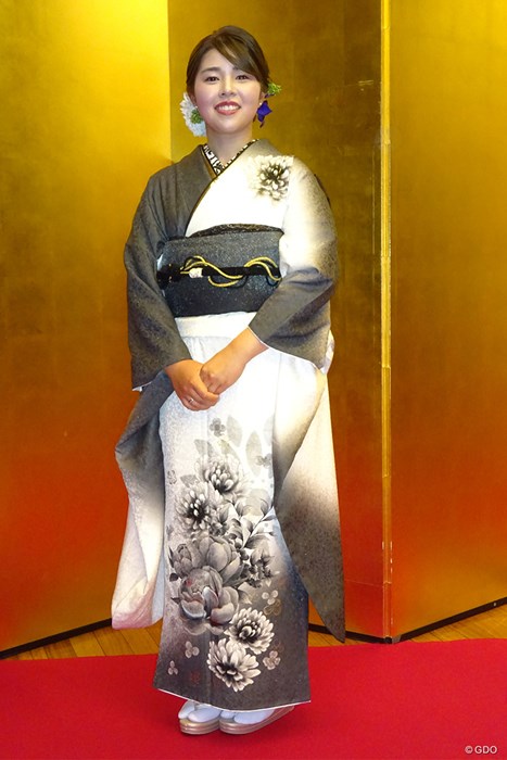 大人っぽい振り袖は2023年「富士フイルム・スタジオアリス」優勝でいただいたとか 山下美夢有 年間女王を祝う会