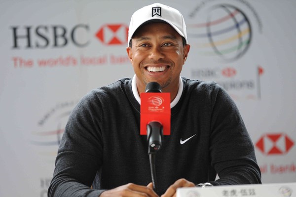 2010年 WGC HSBCチャンピオンズ 事前 タイガー・ウッズ 「より良い人間になった」と笑顔で語るタイガー・ウッズ（ChinaFotoPress /Getty Images）