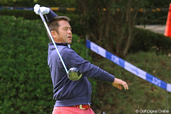 15番でティショットを打った瞬間右手を離しただけでなく体をねじって苦痛の顔を見せた真板潔