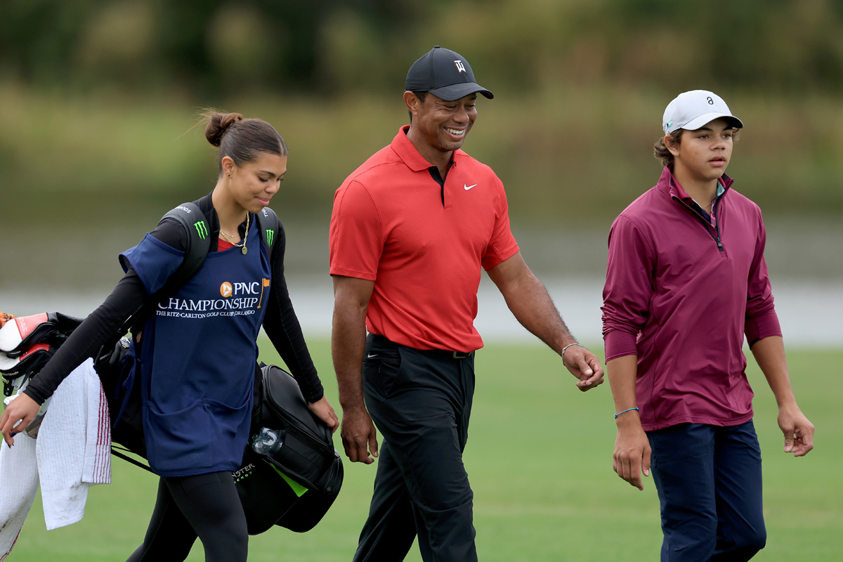 タイガー・ウッズ（中央）の長男、チャーリー（右）が予備予選会に挑んだ(David Cannon/Getty Images) ※撮影は23年「PNC選手権」