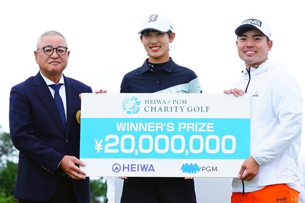2024年 HEIWA×PGM チャリティゴルフ 馬場咲希 蝉川泰果 馬場咲希（中央）と蝉川泰果（右）は優勝賞金2000万円を獲得した