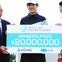 馬場咲希（中央）と蝉川泰果（右）は優勝賞金2000万円を獲得した 2024年 HEIWA×PGM チャリティゴルフ 馬場咲希 蝉川泰果