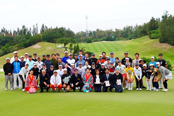 2024年 HEIWA×PGM チャリティゴルフ 表彰式では全員で記念撮影