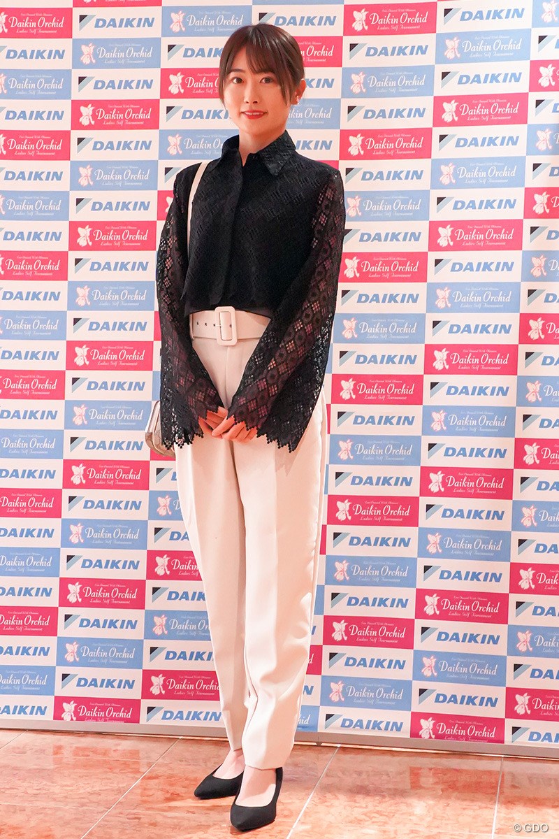 2024年 ダイキンオーキッドレディスゴルフトーナメント 事前 安田祐香 白のパンツスタイルで