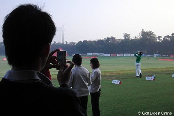 2010年 WGC HSBCチャンピオンズ 3日目 ギャラリー 石川遼のスイングをカメラに収めるギャラリー