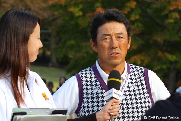 優勝インタビューを受ける芹澤信雄。よくしゃべります！