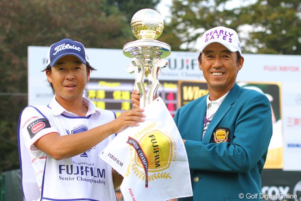 2010年 富士フイルムシニアチャンピオンシップ 最終日 芹澤信雄 今週のキャディ、藤田寛之のエースキャディ梅ちゃんと記念撮影です