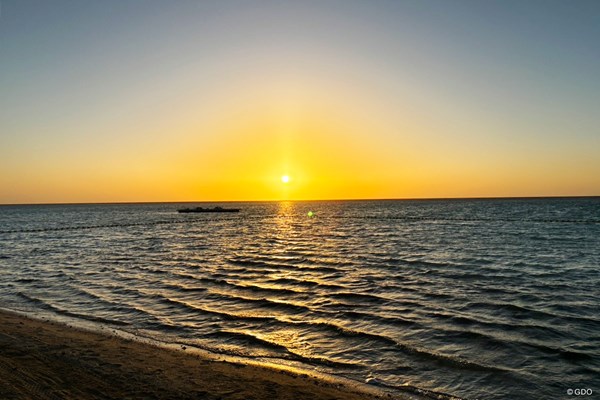 紅海に落ちる夕陽