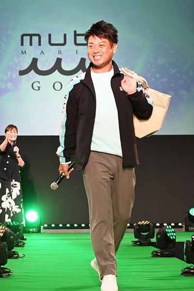 2024年 ジャパンゴルフフェア 池田勇太 ランウェイを颯爽とウォーキング