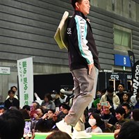 カメラに向かってポージング 2024年 ジャパンゴルフフェア 池田勇太