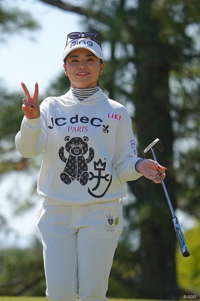 2024年 明治安田レディス ヨコハマタイヤゴルフトーナメント 最終日 藤田かれん レギュラーツアーに参戦するようになっても、いつもと変わらぬ可愛いポーズでキメてくれます。